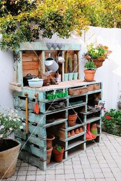Wow! Made from pallets. easy to do  - easy to replace.  I'd put galvanized sheet metal on the top surface - easy cleanup
